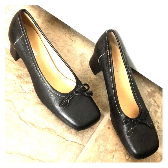 Leather Black Thick Sole Pump - Picture 2 of 12